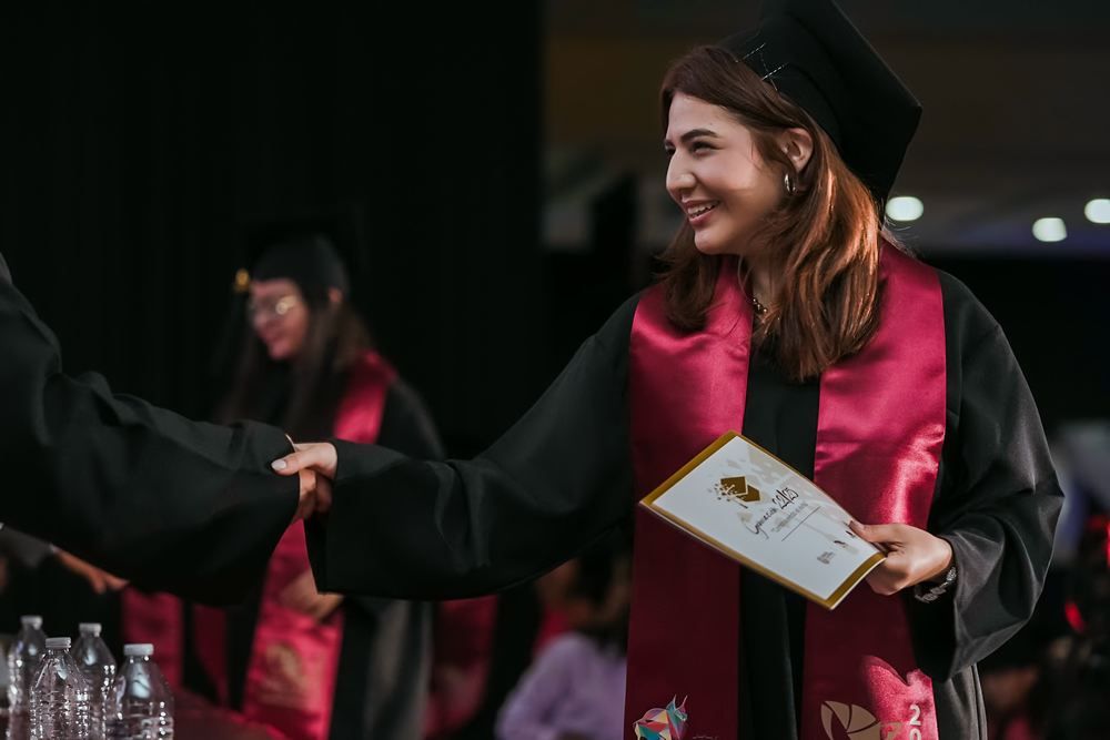 Imagen de Estudiante con Titulo y Diploma de Graduación